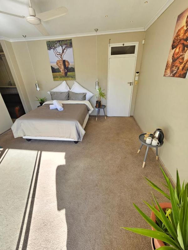 Living in the moment - Deluxe Ensuite Bedroom - image 2