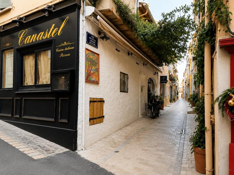 Beautifully bright apartment in Old Town St Tropez - image 17