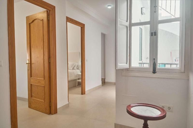 Casa Chica - Large Townhouse in Nerja Centro with Private Rooftop - image 4
