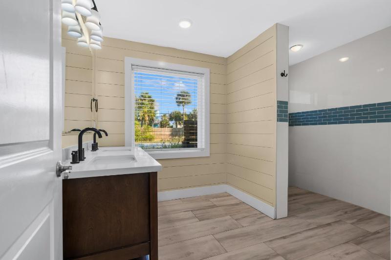 Sunny Daze Beach House - image 12