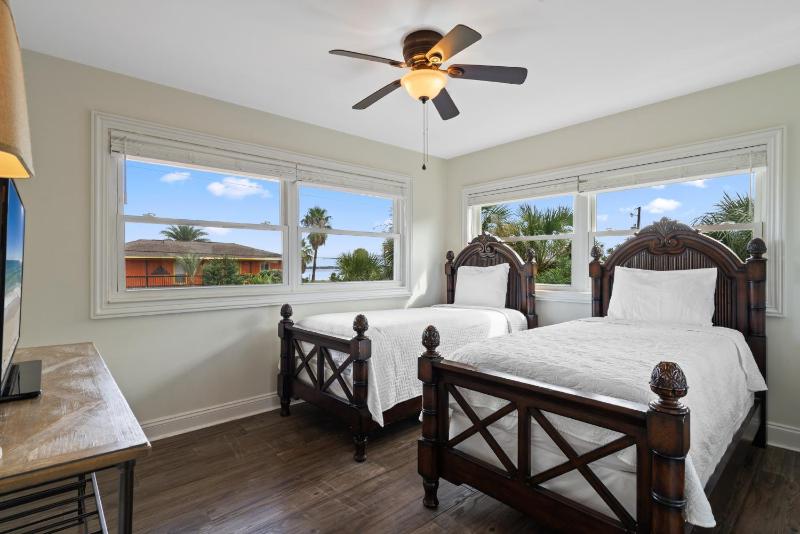 Sunny Daze Beach House - image 38