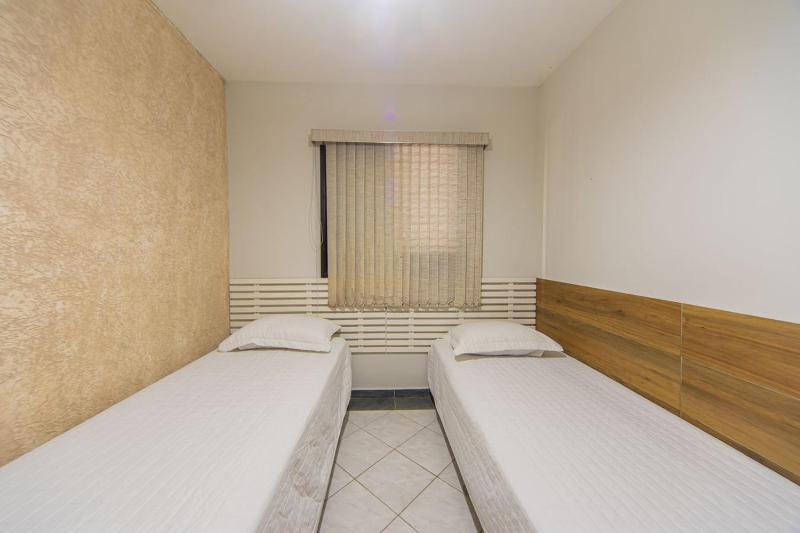 Apto com Piscina e Vaga a 750m da Praia da Enseada - image 8