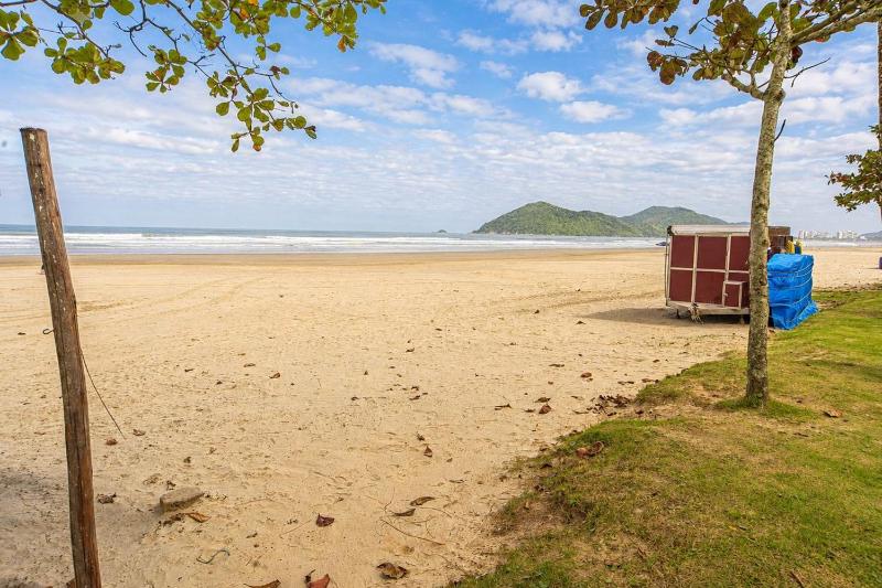 Apto com Piscina e Vaga a 750m da Praia da Enseada - image 11