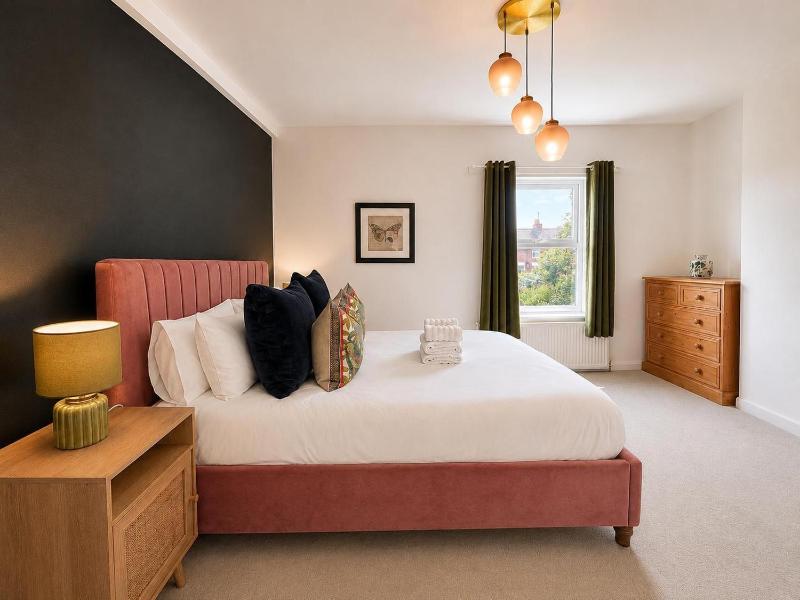 Cottage By Canal and Centre By Cheshire Escapes - image 3