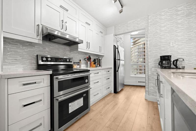 Cozy 2BR-2BA with Sofa Bed-Walk to Rogers & BC Pl - image 9