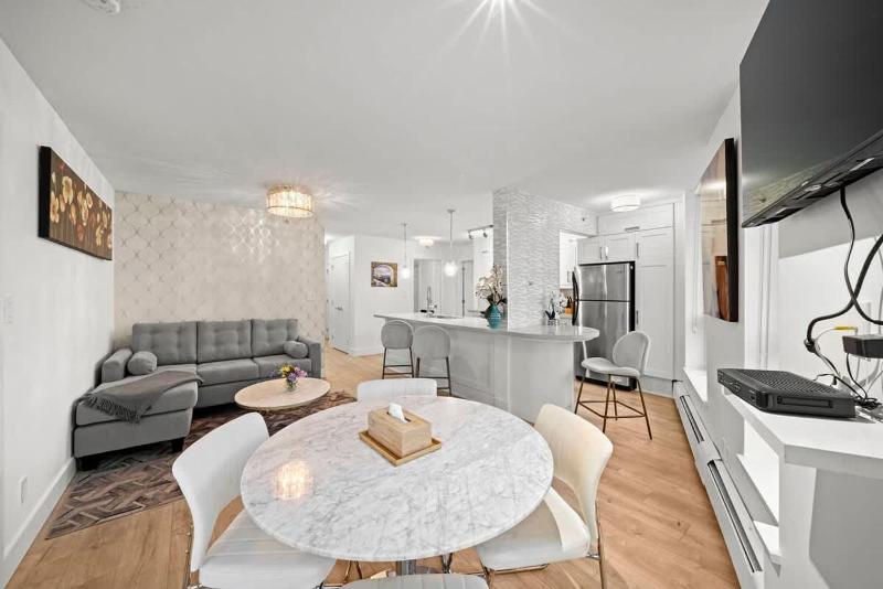 Cozy 2BR-2BA with Sofa Bed-Walk to Rogers & BC Pl - image 14