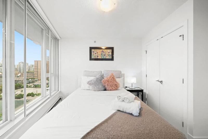 Cozy 2BR-2BA with Sofa Bed-Walk to Rogers & BC Pl - image 4