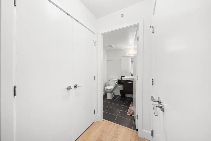 Cozy 2BR-2BA with Sofa Bed-Walk to Rogers & BC Pl - image 3