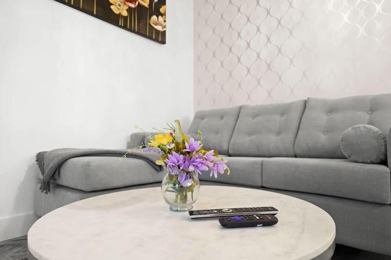 Cozy 2BR-2BA with Sofa Bed-Walk to Rogers & BC Pl - image 10