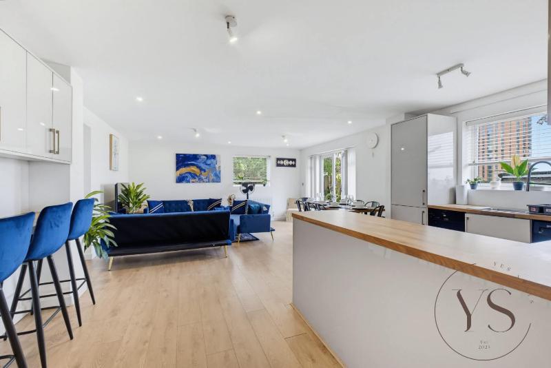 Stylish 4-Bedroom Retreat in Birmingham - image 11