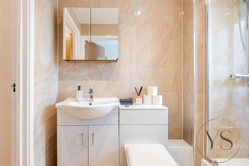 Stylish 4-Bedroom Retreat in Birmingham - image 35