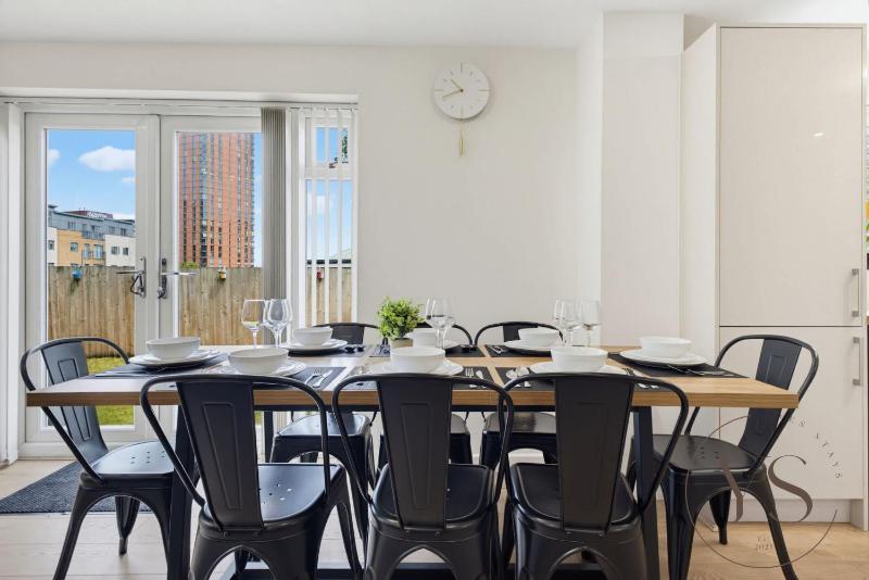Stylish 4-Bedroom Retreat in Birmingham - image 20