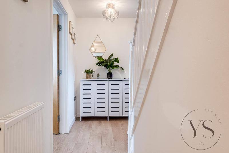 Stylish 4-Bedroom Retreat in Birmingham - image 19