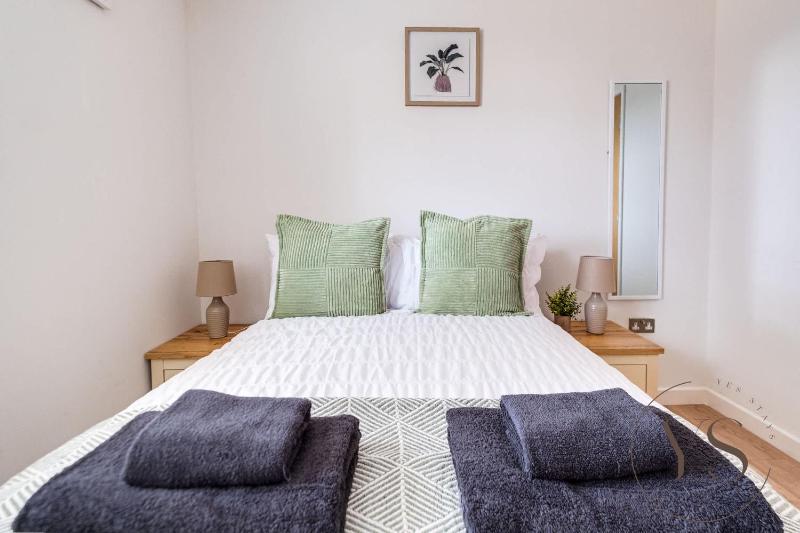 Stylish 4-Bedroom Retreat in Birmingham - image 45