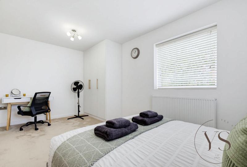 Stylish 4-Bedroom Retreat in Birmingham - image 17