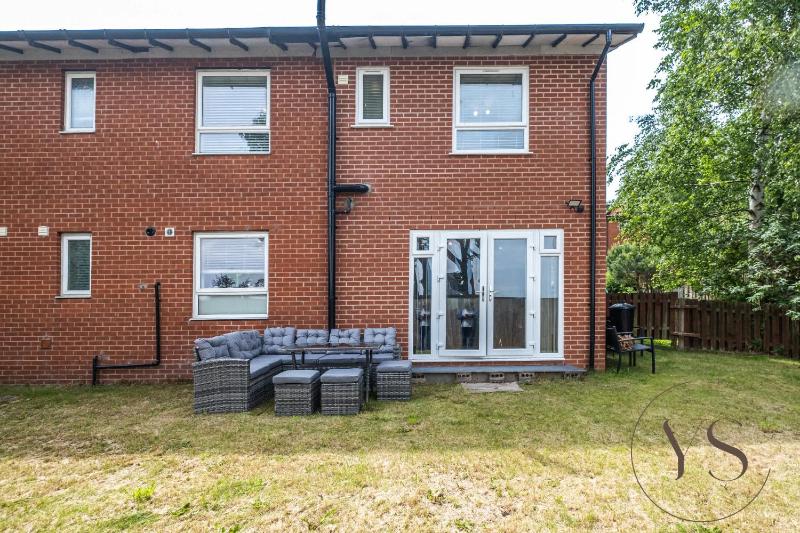 Stylish 4-Bedroom Retreat in Birmingham - image 33