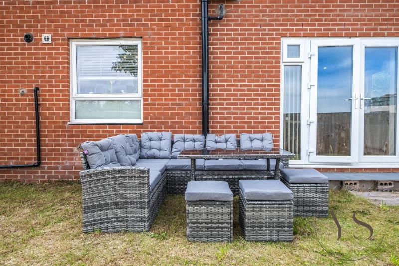 Stylish 4-Bedroom Retreat in Birmingham - image 40