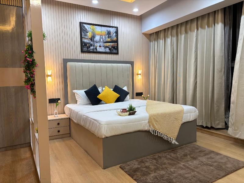 Cozy Luxury Studio Couple getaway & staycation City Views - image 13
