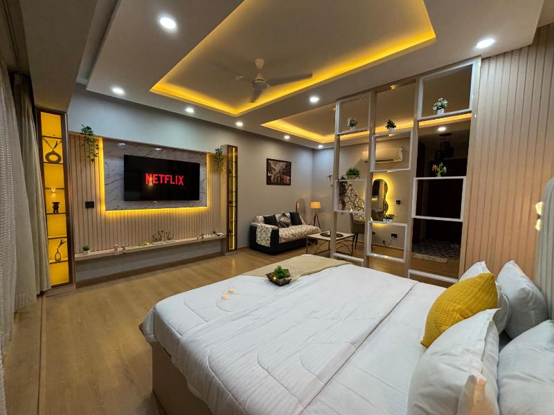 Cozy Luxury Studio Couple getaway & staycation City Views - image 12