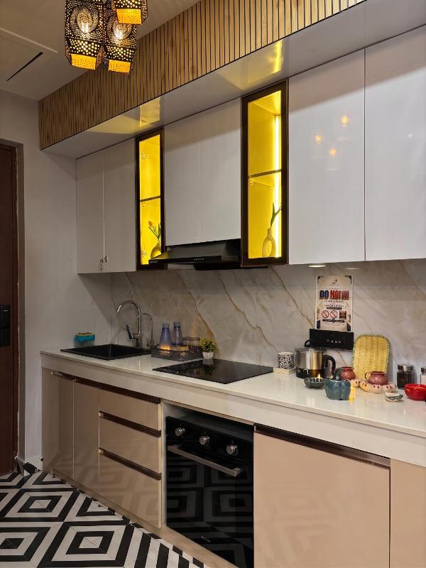 Cozy Luxury Studio Couple getaway & staycation City Views - image 14