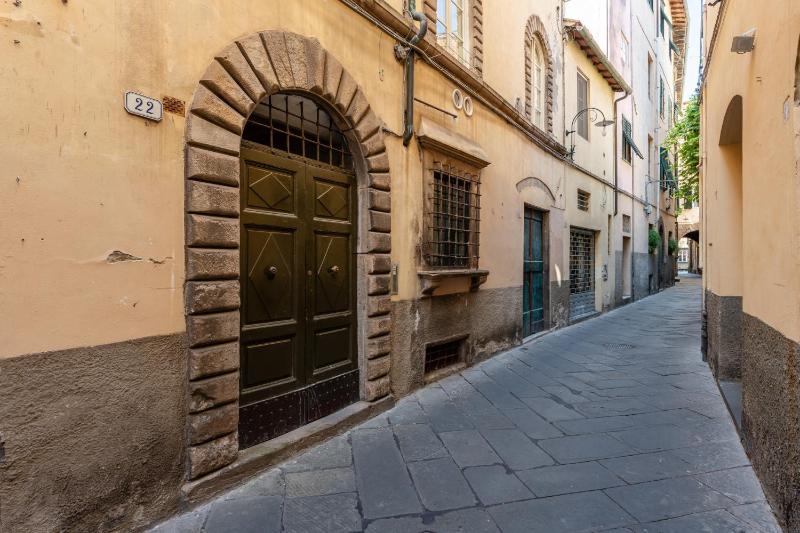 Casa Momo - Modern stay in the heart of Lucca - image 2