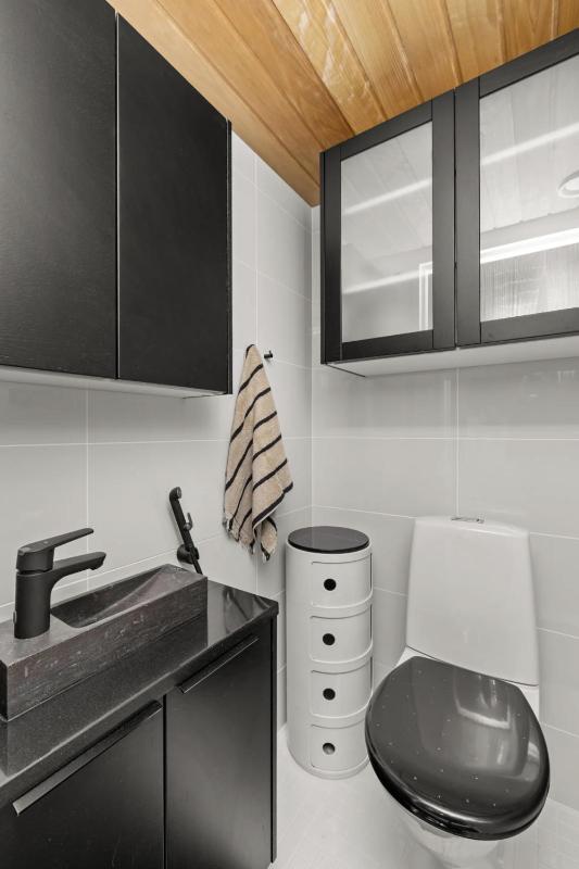 3BD home in Helsinki w Jacuzzi & Sauna - image 9
