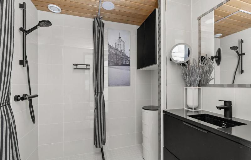 3BD home in Helsinki w Jacuzzi & Sauna - image 12