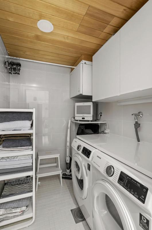 3BD home in Helsinki w Jacuzzi & Sauna - image 16