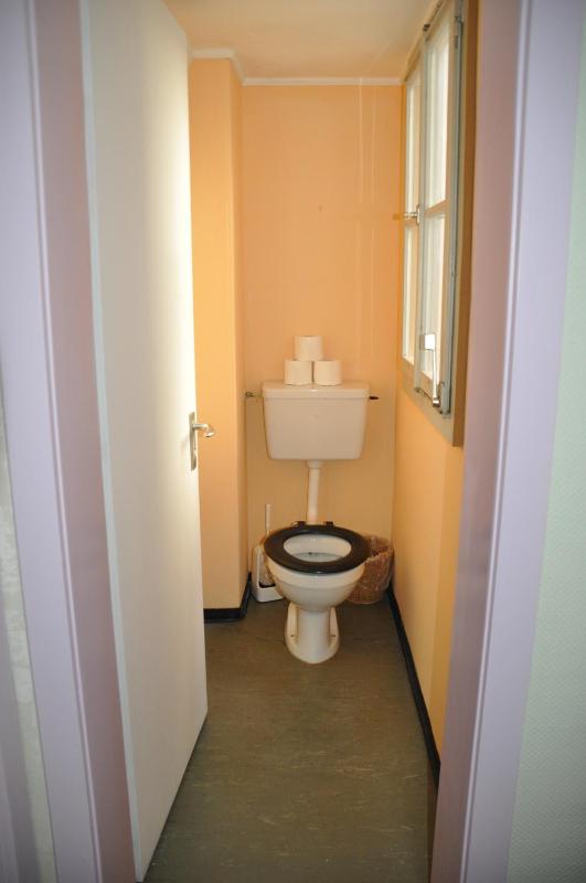 Single Room with Shared Bathroom image 1