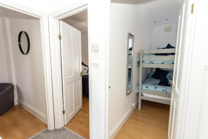 Ivydene - 3 bedroom house -Tenby - image 3