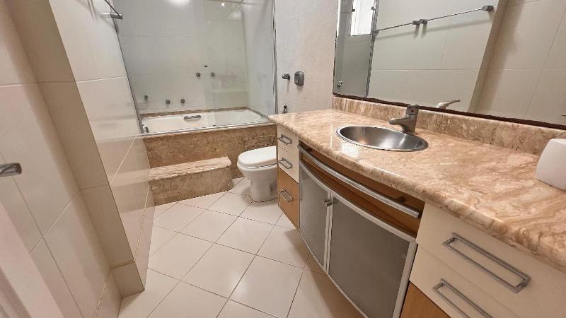 Spacious modern and comfortable apartment - image 20