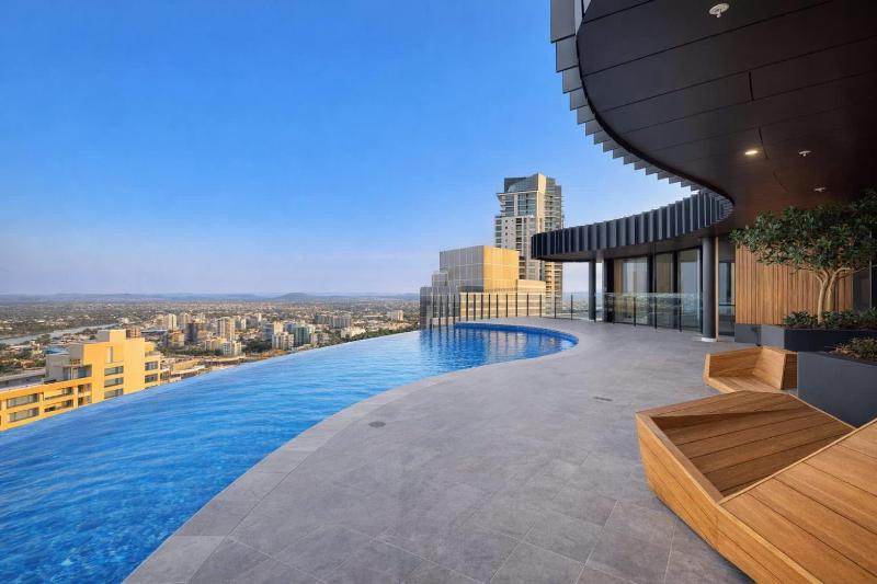 SKY-HIGH HAVEN-Rooftop Infinity Pool Parking WiFi - image 9