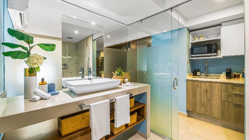 Gorgeous 1BR Condo with Pools & Sea Views - image 5