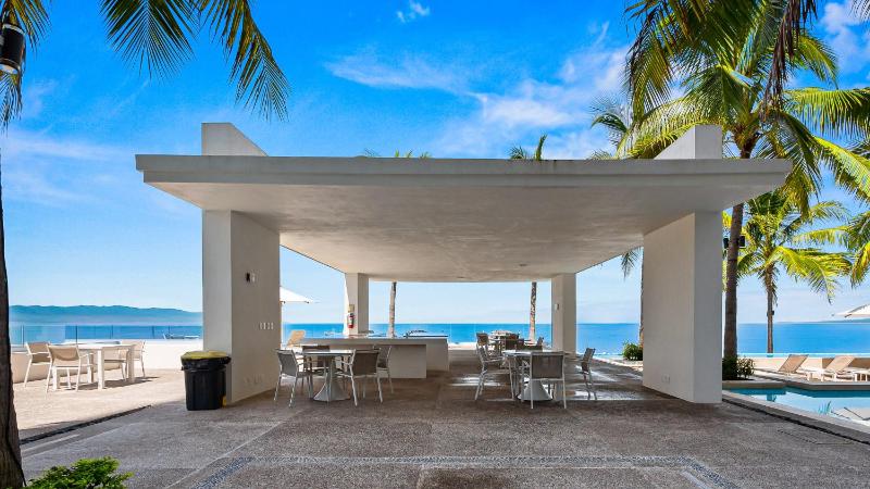 Gorgeous 1BR Condo with Pools & Sea Views - image 9