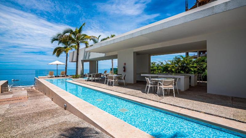 Gorgeous 1BR Condo with Pools & Sea Views - image 16