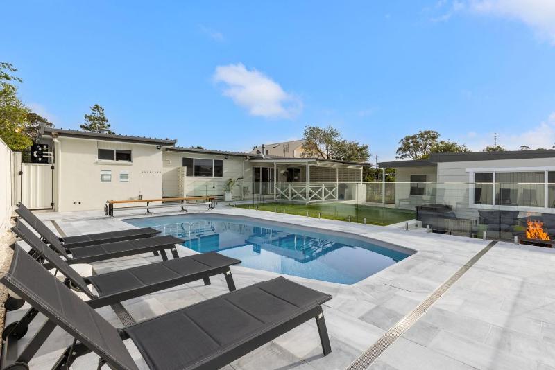 Samphire House - Fireplace with Heated Swimming Pool - image 1