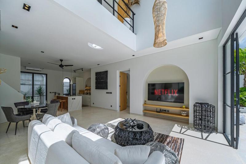 Luxe at Umalas - Tropical 3BR Villa in the Heart of Umalas - image 31