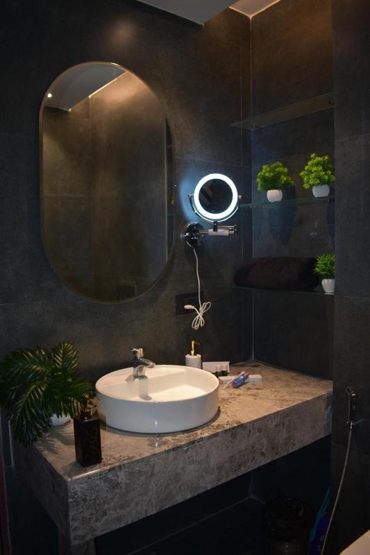 Galaxy blue sapphire studio - image 3