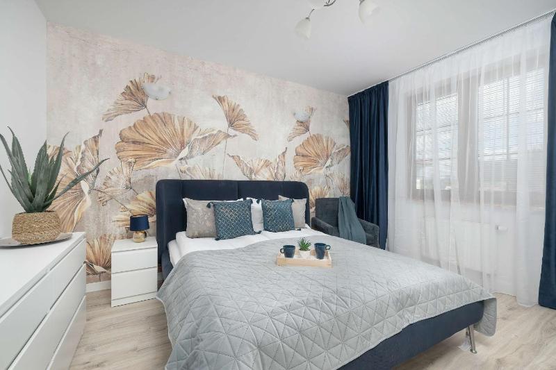 Przestronne Apartamenty Rodzinne z Miejscem do Pracy Zdalnej by Noclegi Renters - image 1