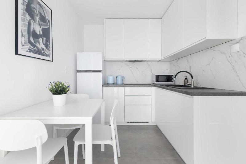 Przestronne Apartamenty Rodzinne z Miejscem do Pracy Zdalnej by Noclegi Renters - image 33