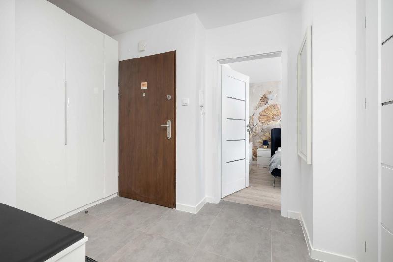 Przestronne Apartamenty Rodzinne z Miejscem do Pracy Zdalnej by Noclegi Renters - image 20