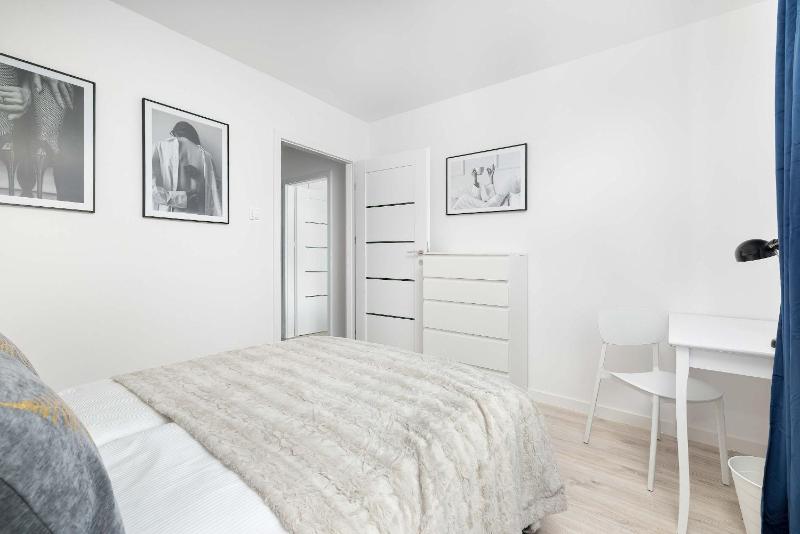 Przestronne Apartamenty Rodzinne z Miejscem do Pracy Zdalnej by Noclegi Renters - image 12