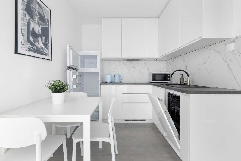 Przestronne Apartamenty Rodzinne z Miejscem do Pracy Zdalnej by Noclegi Renters - image 8