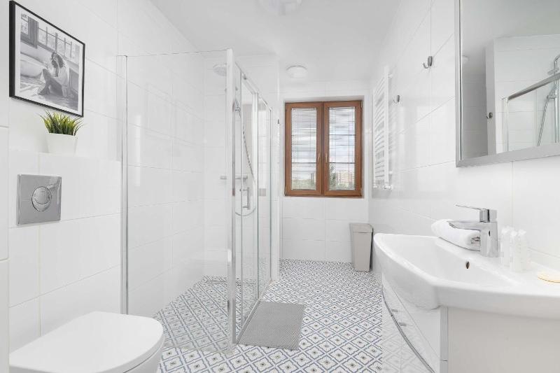 Przestronne Apartamenty Rodzinne z Miejscem do Pracy Zdalnej by Noclegi Renters - image 2