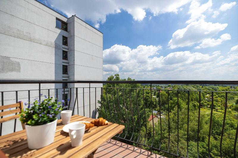 Przestronne Apartamenty Rodzinne z Miejscem do Pracy Zdalnej by Noclegi Renters - image 14