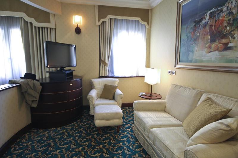 Deluxe Suite image 2