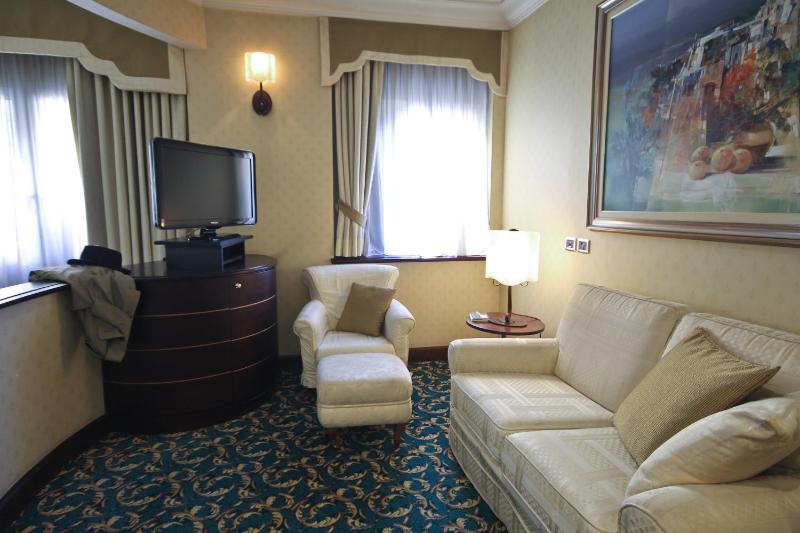 Deluxe Suite image 4