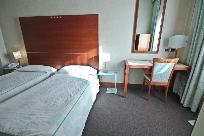 Twin Room image 4