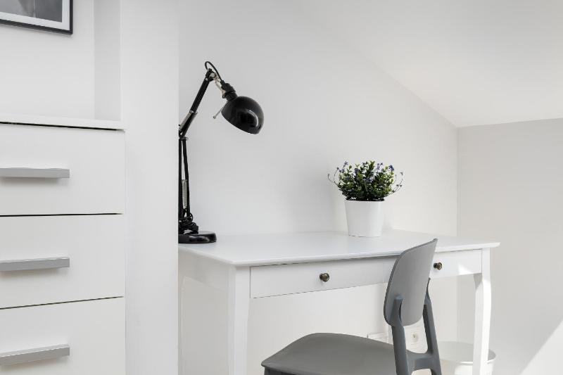 Przestronne Apartamenty Rodzinne z Miejscem do Pracy Zdalnej by Noclegi Renters - image 9