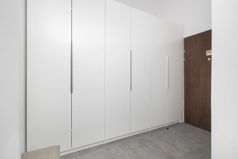 Przestronne Apartamenty Rodzinne z Miejscem do Pracy Zdalnej by Noclegi Renters - image 5